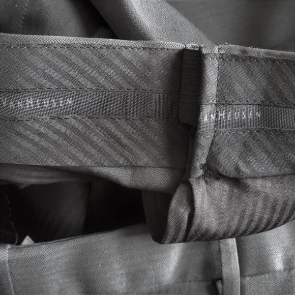 Van Heusen Men's Size 40/32 Dress Pants - Picture 5 of 6